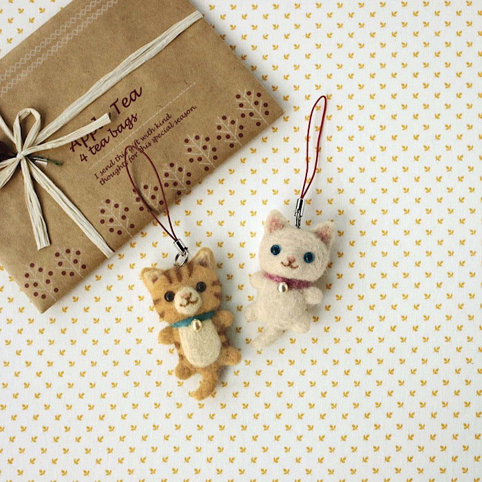 Needle Felting Kit ‘White & Tabby Cat Straps’ - Hamanaka