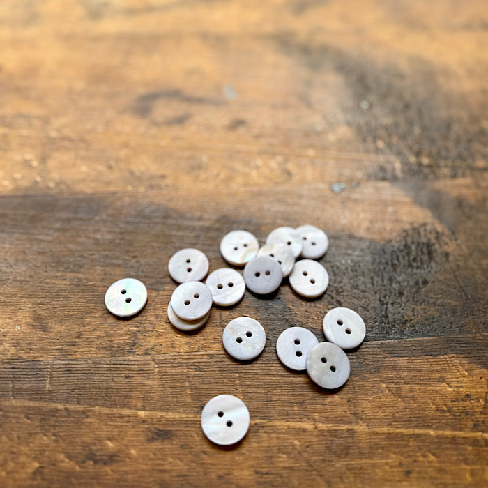 River Shell round 15mm buttons - New Old Company